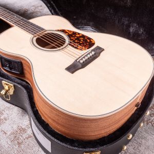 Larrivée OM-40 Mahogany with Stage Pro Element