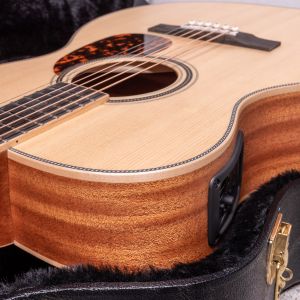 Larrivée OM-40 Mahogany with Stage Pro Element