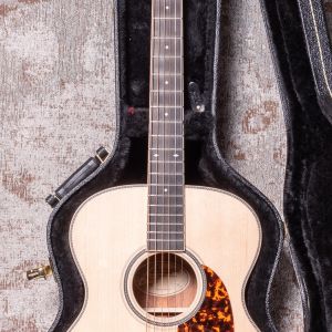 Larrivée OM-40 Mahogany with Stage Pro Element