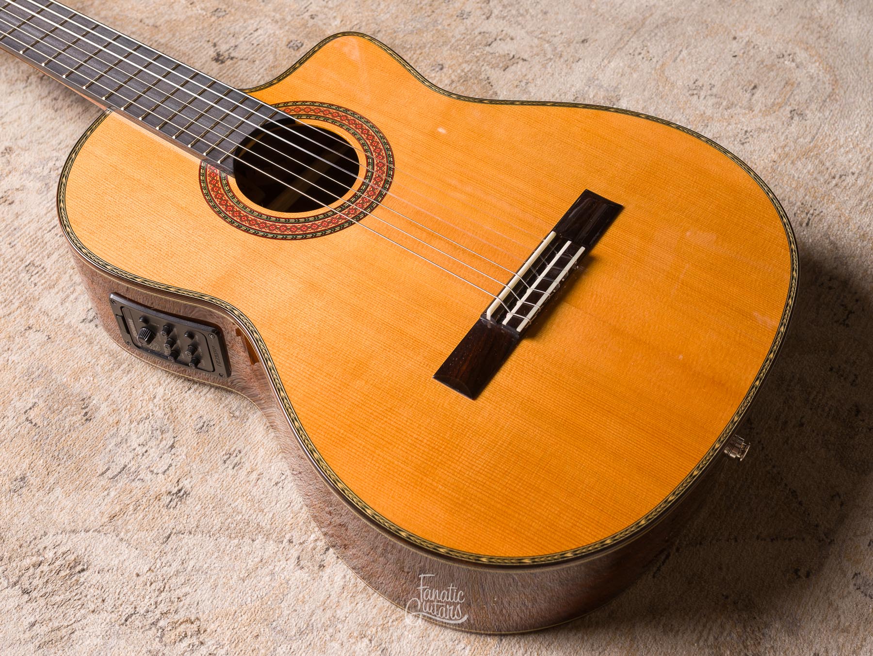 Antonio de Toledo AT-15C CUT/EQ Guitarra Clásica con Cutaway y Previo