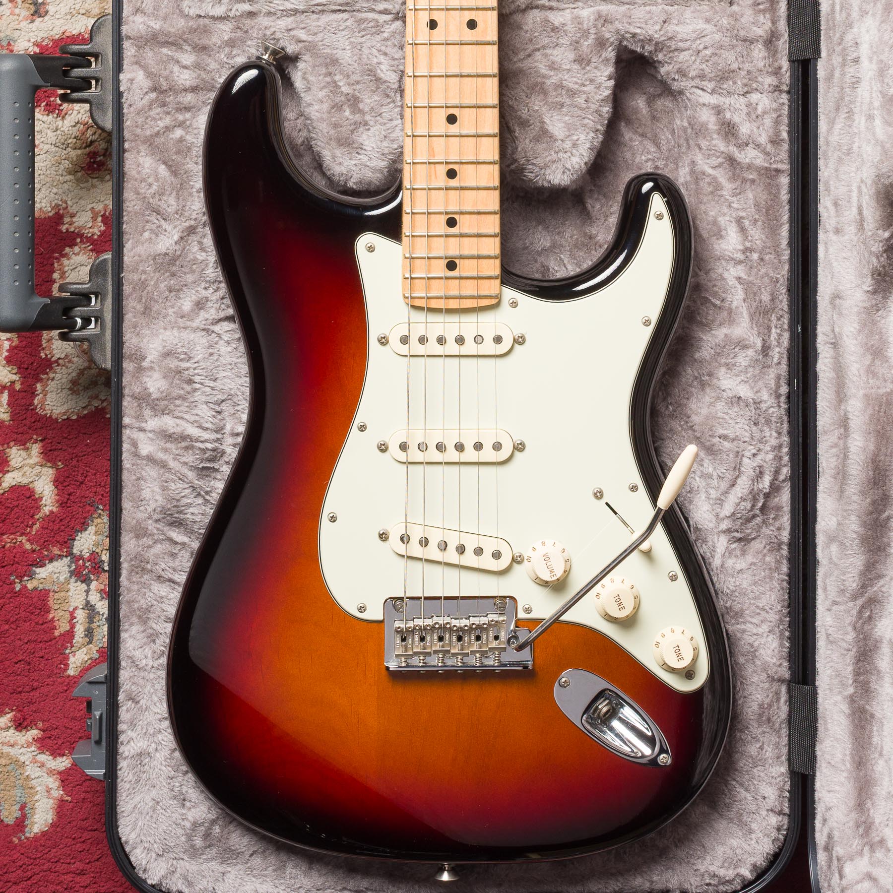 Fender American Professional Stratocaster - 3-Color Sunburst #US16057739 Segunda Mano