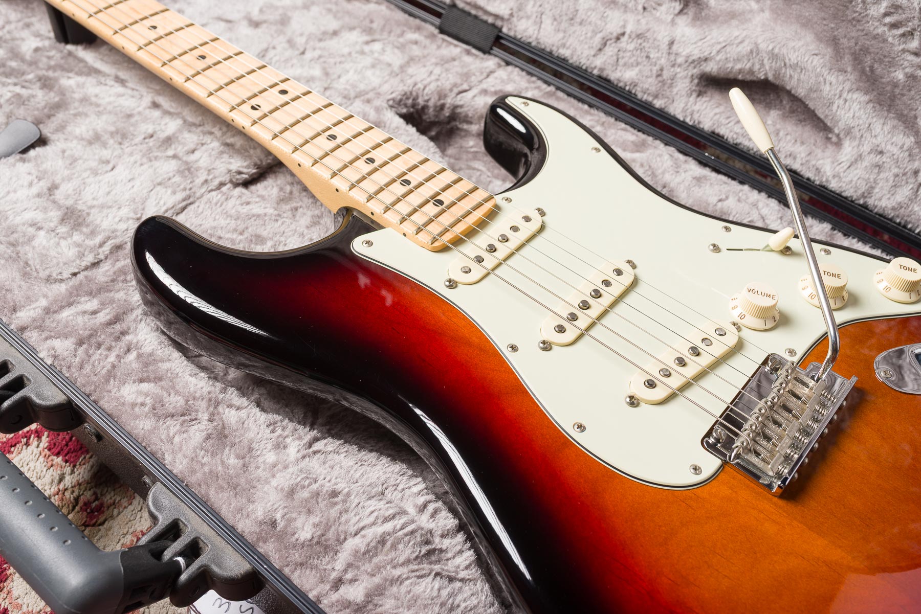 Fender American Professional Stratocaster - 3-Color Sunburst #US16057739 Segunda Mano
