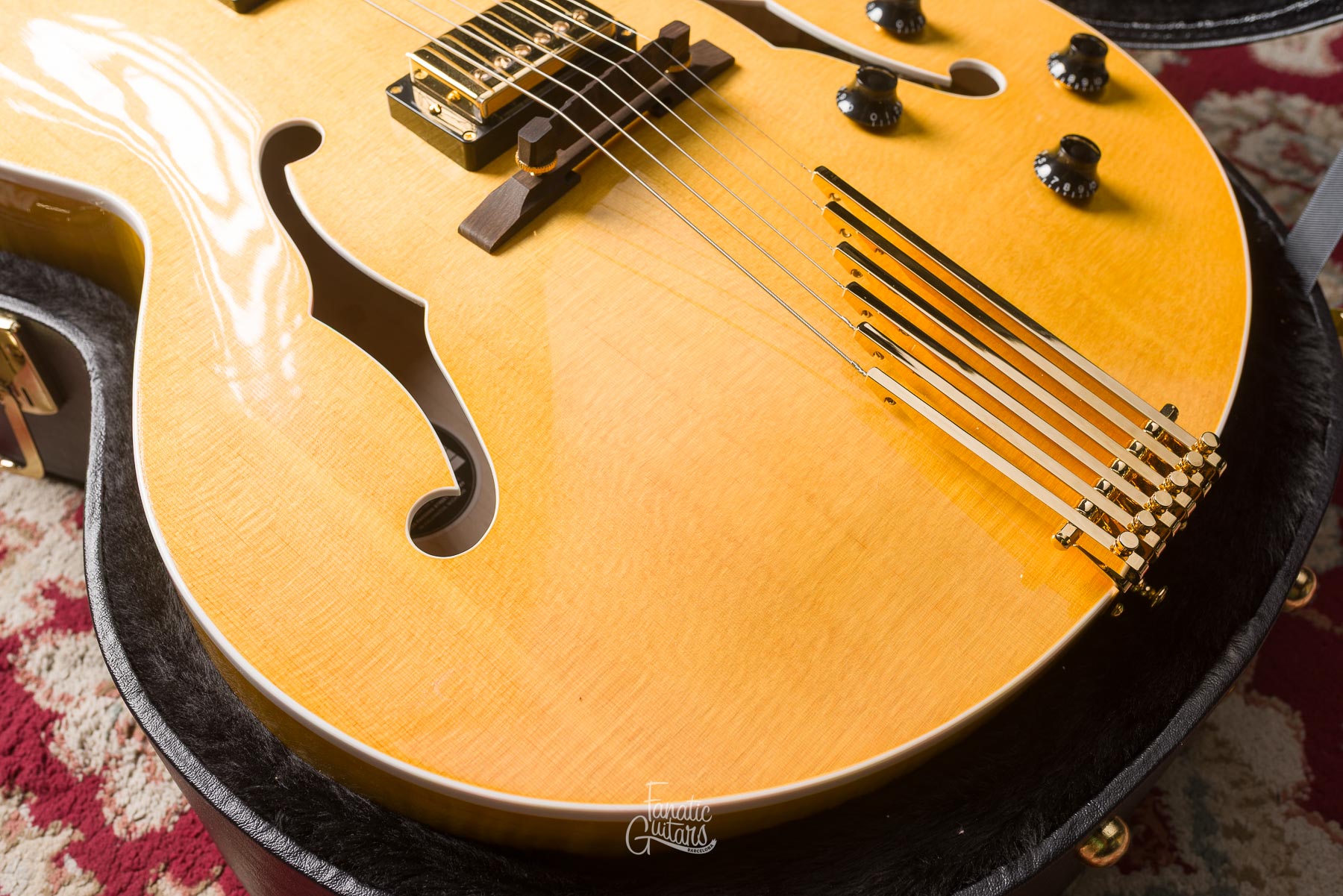 Heritage Standard Eagle Classic Hollow - Antique Natural #AP28001 Segunda Mano