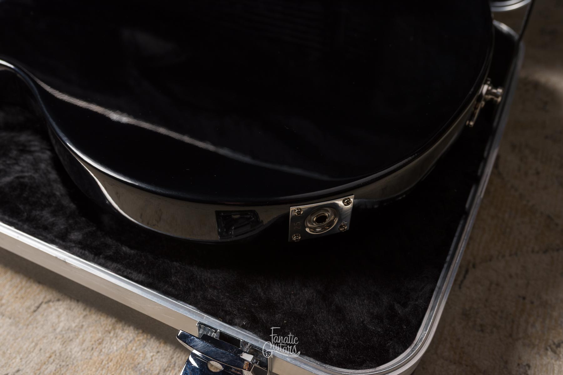 Rickenbacker 330 Semi-Hollow - Jetglo