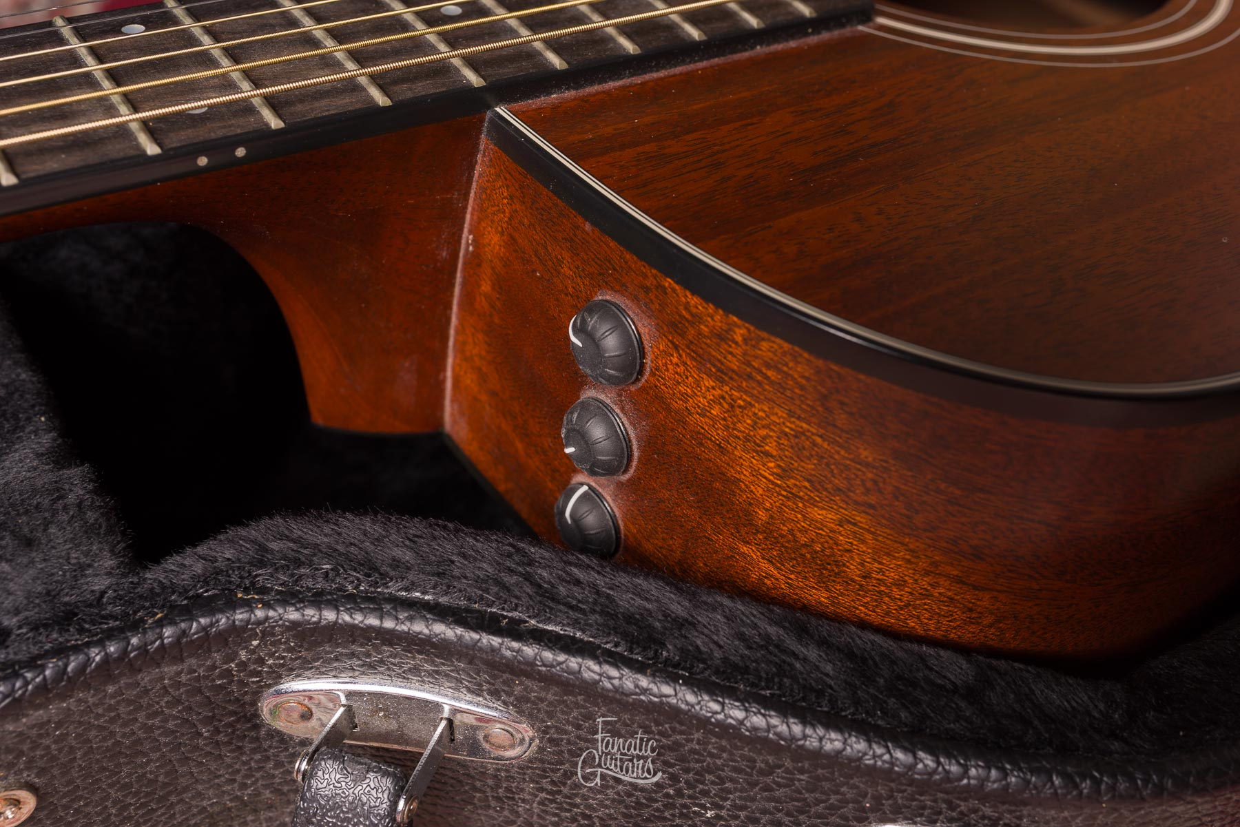 Taylor 320e Baritone Spring Limited Edition #1101274066 Segunda Mano