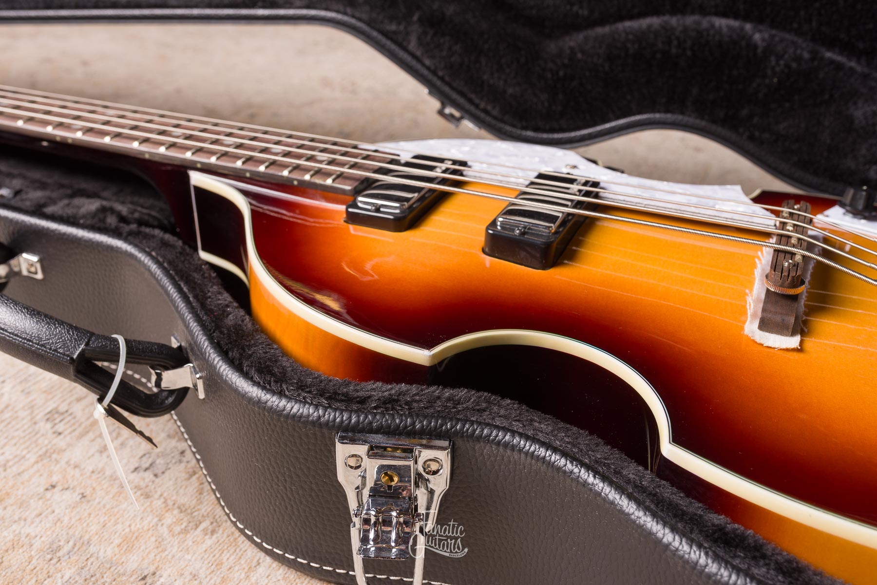 Vintage Reissued VVB4 Violin Bass - Antique Sunburst B-Stock