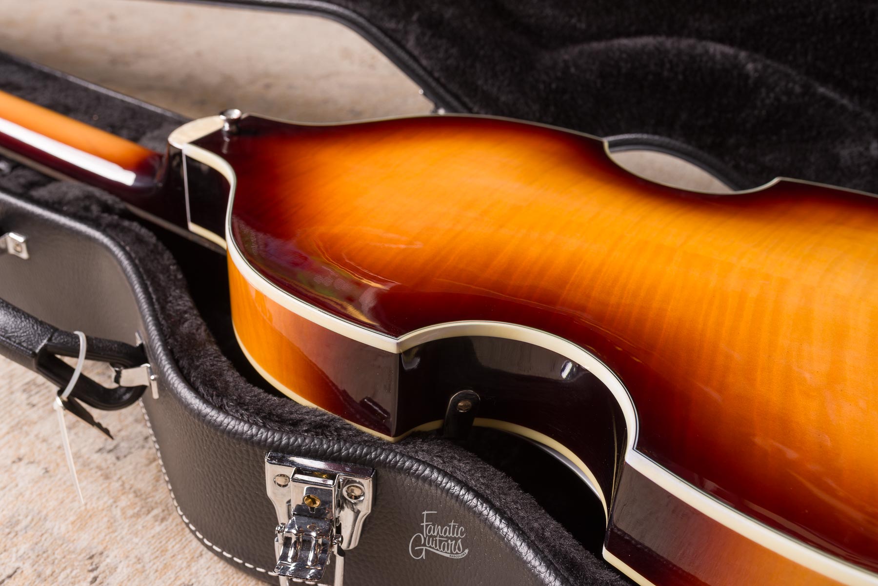 Vintage Reissued VVB4 Violin Bass - Antique Sunburst B-Stock
