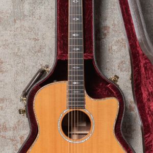 Taylor Custom GO Cutaway Electro Acústica